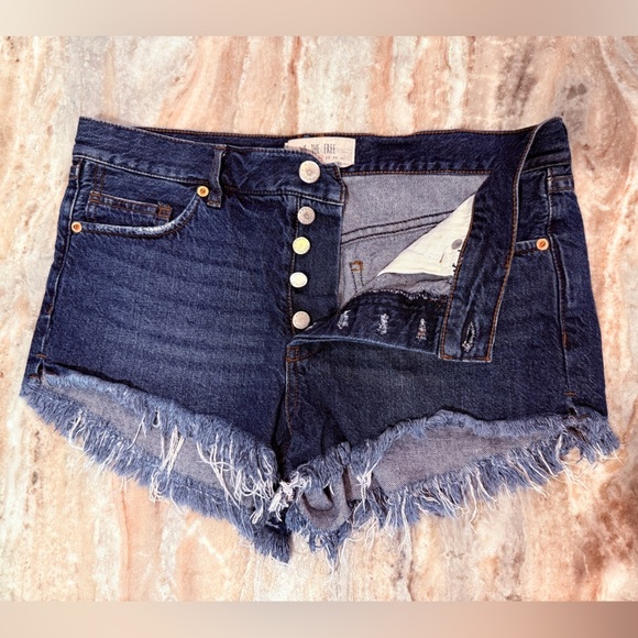 Women’s We The Free button fly cut off denim shorts- Size 28 - Picture 3 of 7